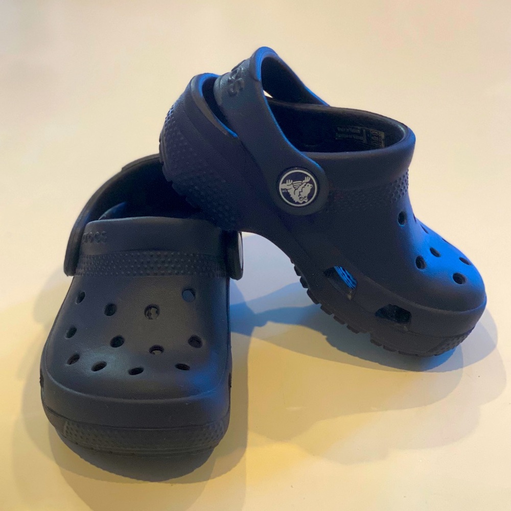 NWOT SZ 6 NAVY BLUE CROCS